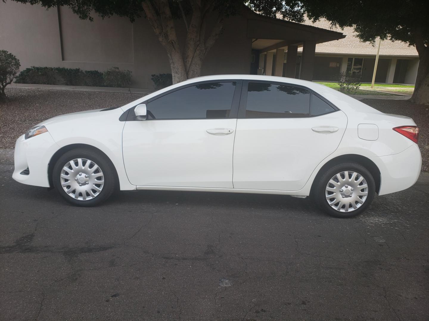 2019 WHITE /gray and black Toyota Corolla le (5YFBURHEXKP) with an 1.8L L4 DOHC 16V engine, 5-Speed Automatic transmission, located at 323 E Dunlap Ave., Phoenix, AZ, 85020, (602) 331-9000, 33.567677, -112.069000 - 2019 Toyota Corolla LE,...... Ice cold A/C, No accidents, Power everything, Stereo/cd player, Phone sync, Bluetooth, Backup camera, Clean Gray and Black interior with black cloth seats in near perfect condition, power windows, power door locks, clean Arizona title, Runs and Drives Excellent. Very cl - Photo#6